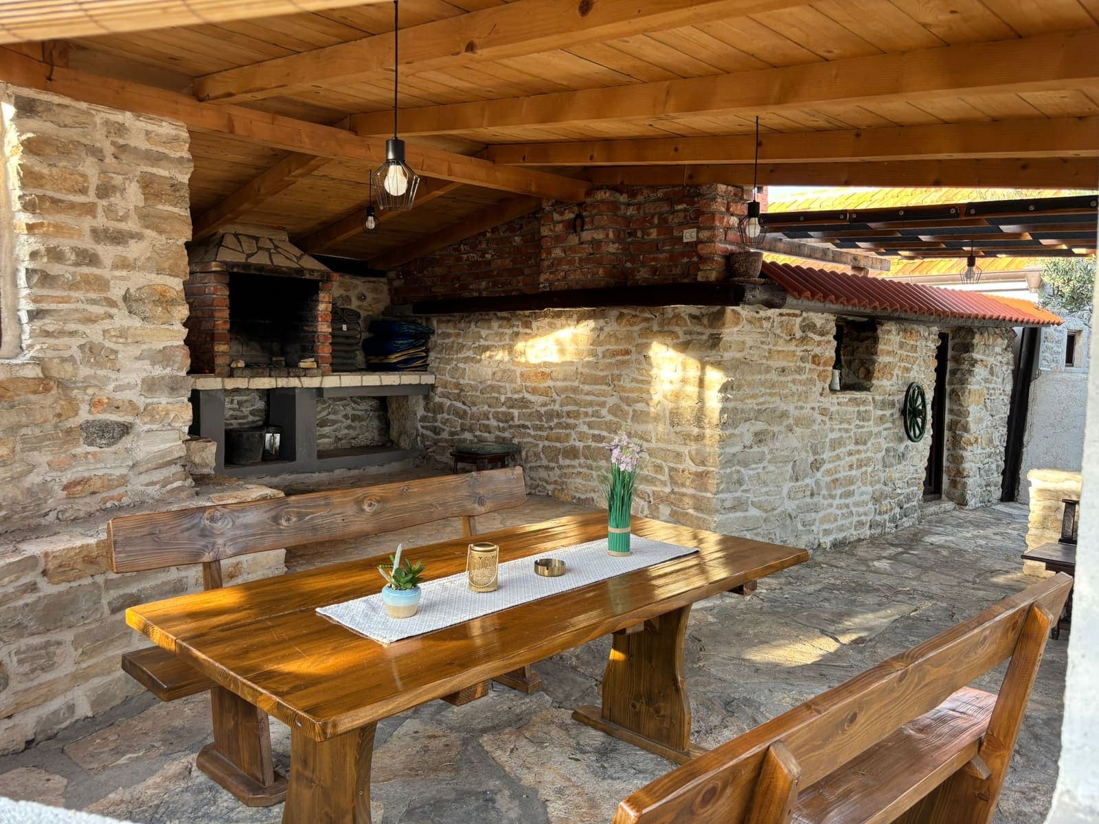 Covered barbecue and outdoor dining area at Vila Irena
