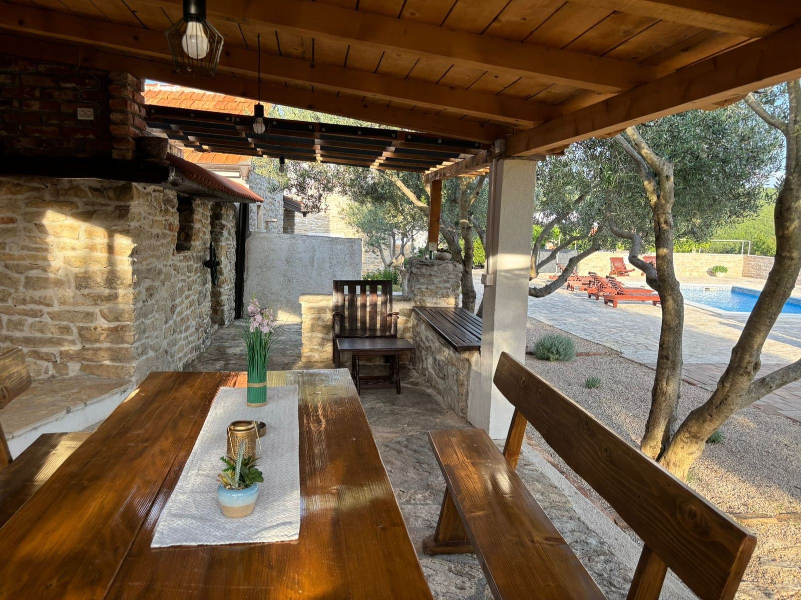 Covered barbecue and outdoor dining area at Vila Irena
