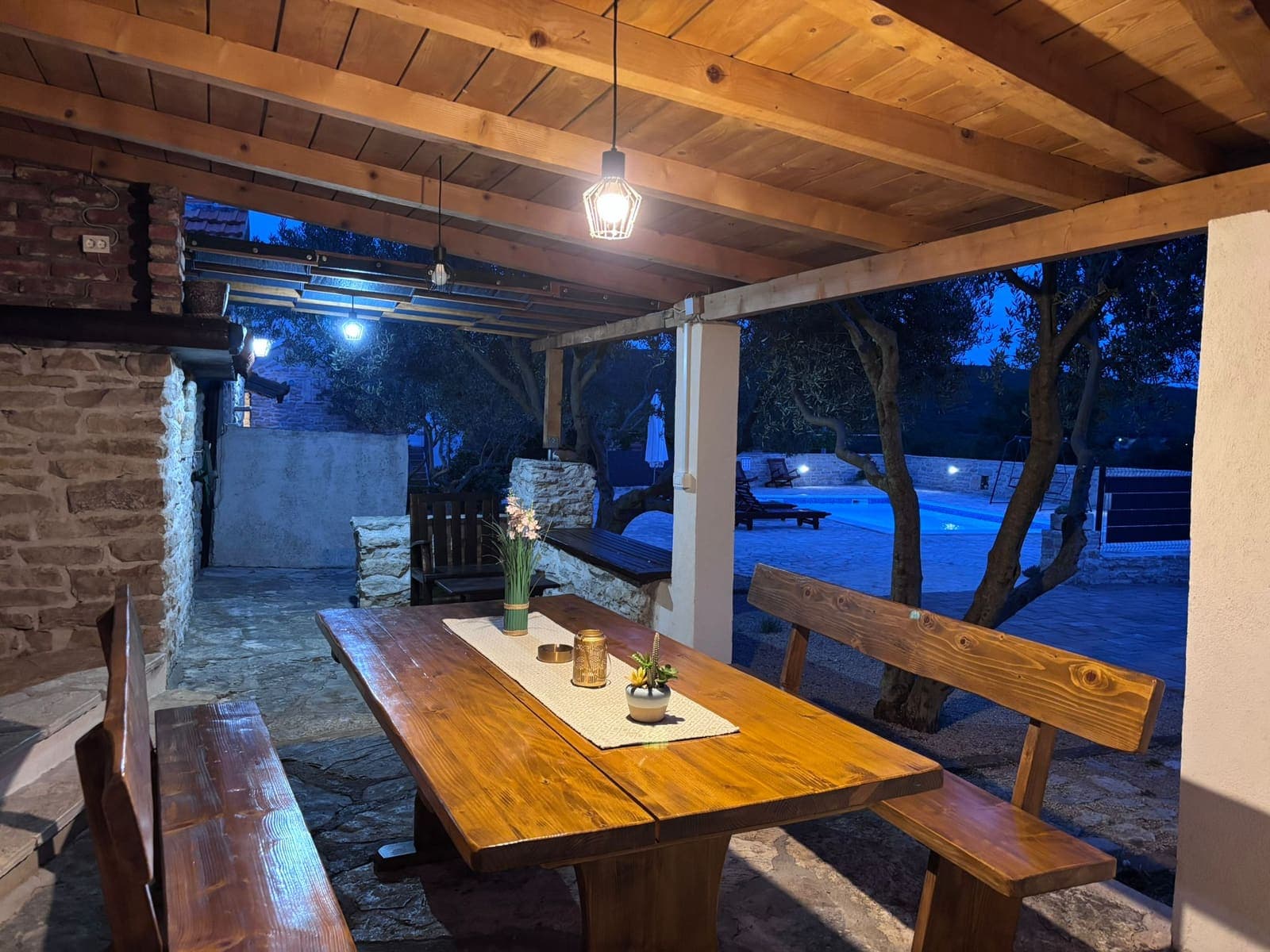 Covered barbecue and outdoor dining area at Vila Irena